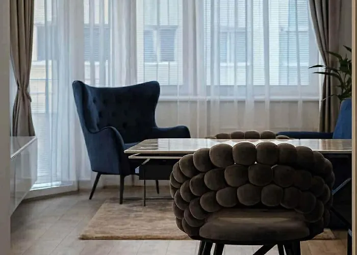 Luxury 2-bedroom With Balcony *