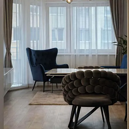 Luxury 2-bedroom With Balcony *