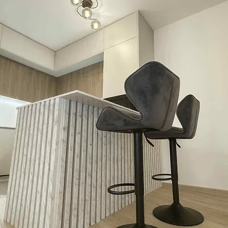 Luxury 2-bedroom With Balcony 아파트 *